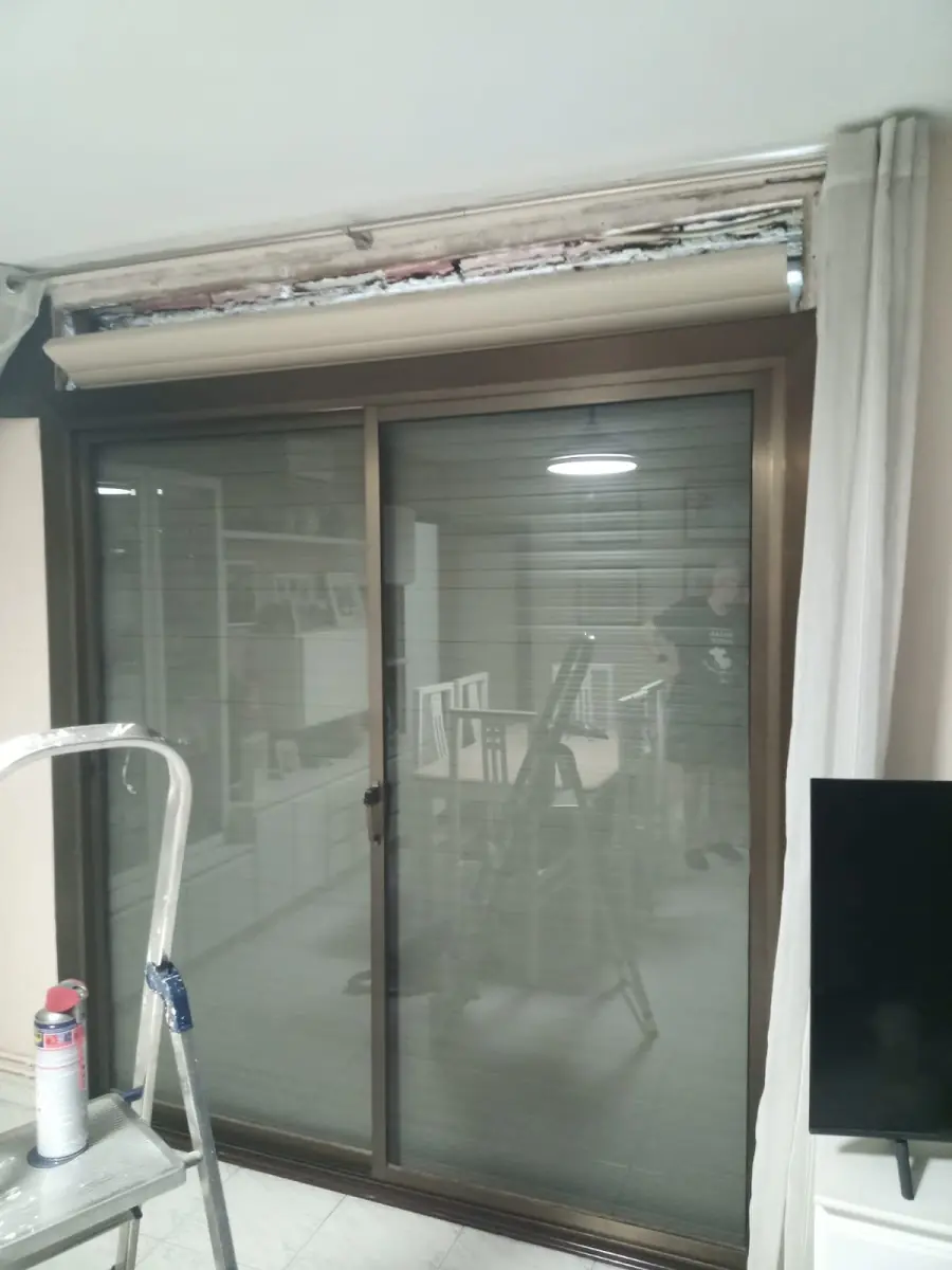 Cajón de persiana abierto durante el trabajo en una puerta corredera