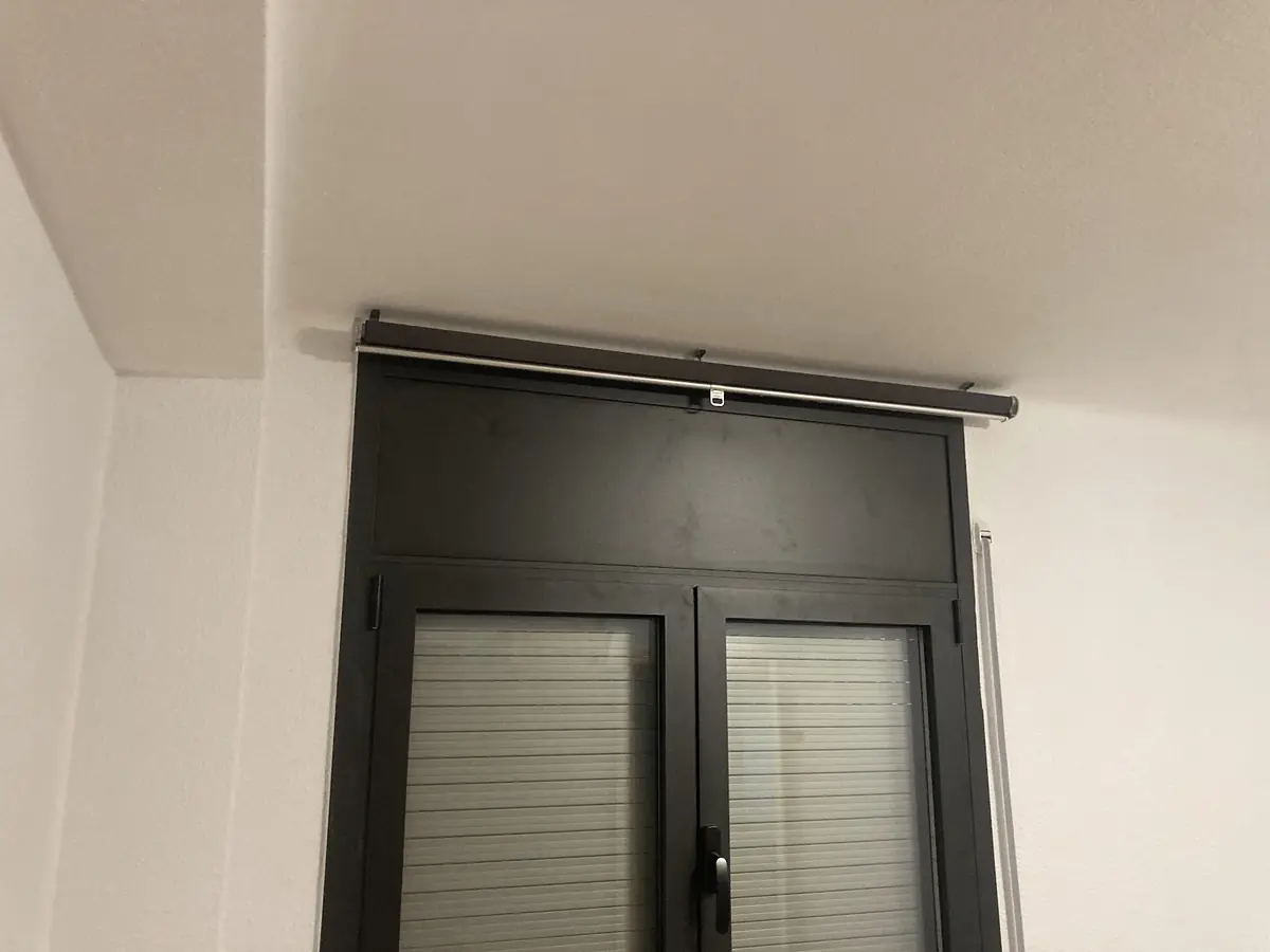 Ventana con el cajón de la persiana instalado en un salón