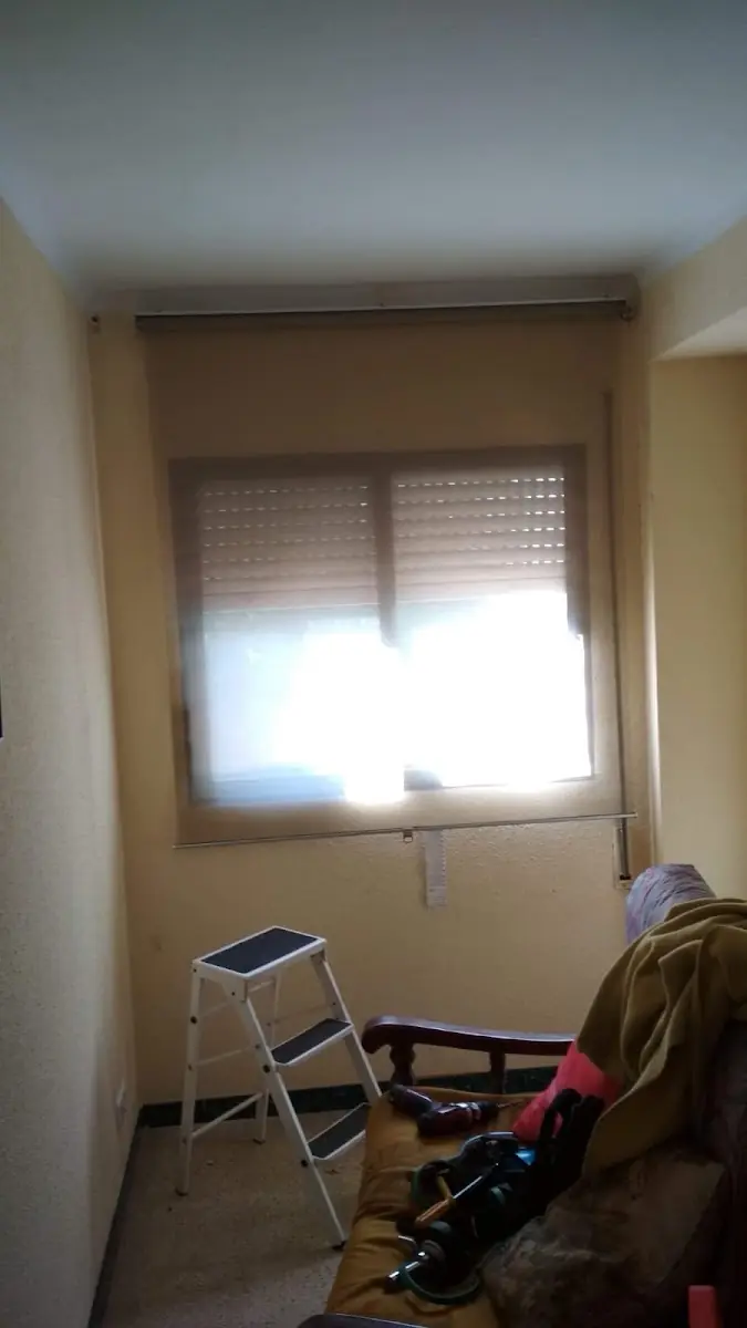 Trabajo de persianas en curso en una habitación de una vivienda