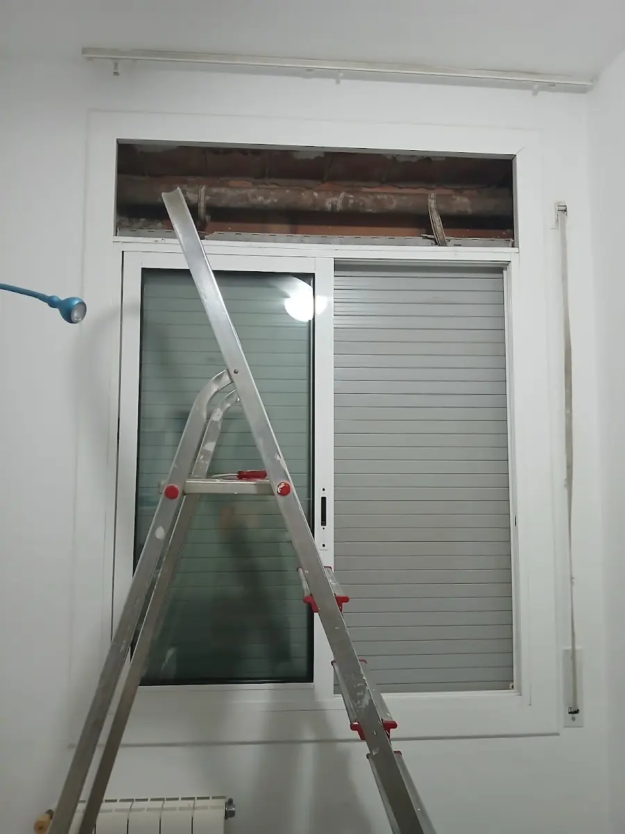 Cajón de persiana abierto durante el montaje en una ventana