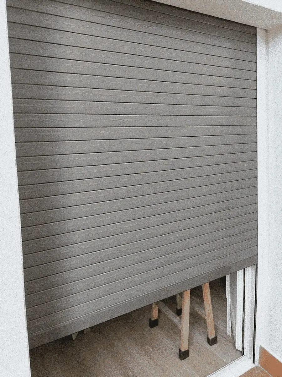 Persiana gris instalada en una vivienda en obra