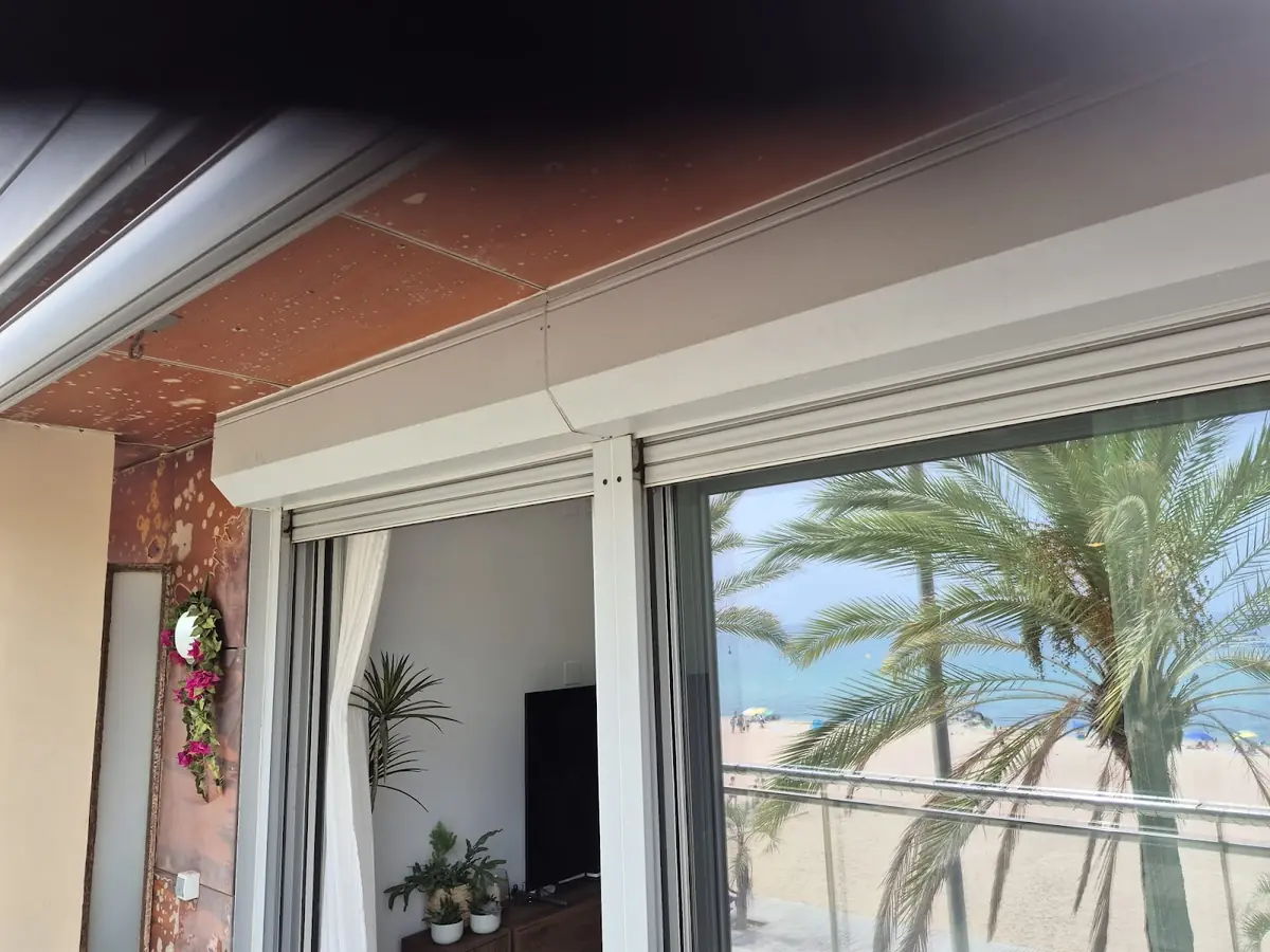Puerta corredera de un salón con la persiana y el cajón instalados