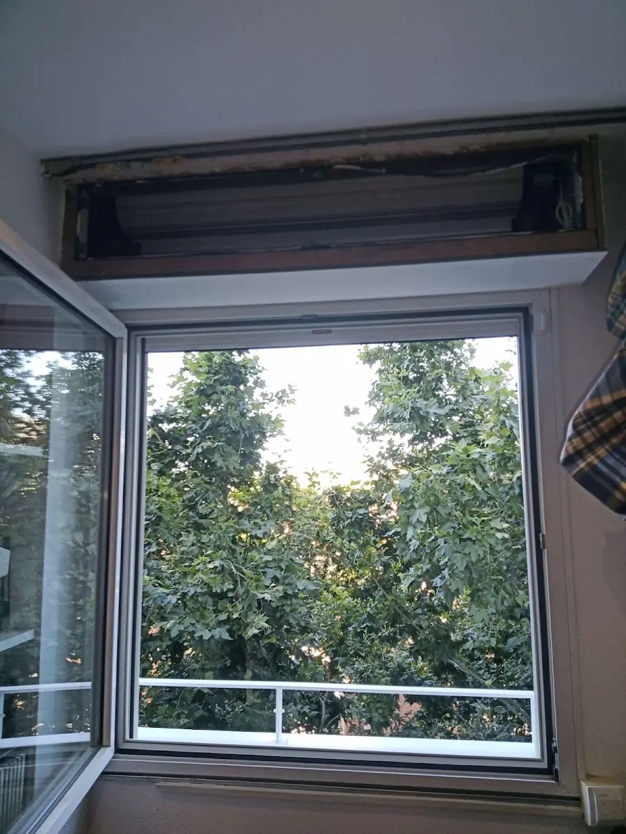 Cajón de persiana abierto en una ventana durante la reparación
