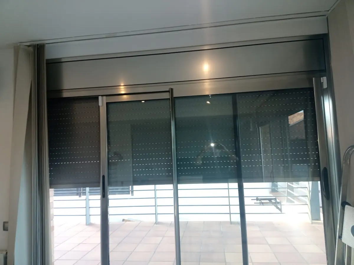Persiana enrollable microperforada sobre una puerta corredera de terraza