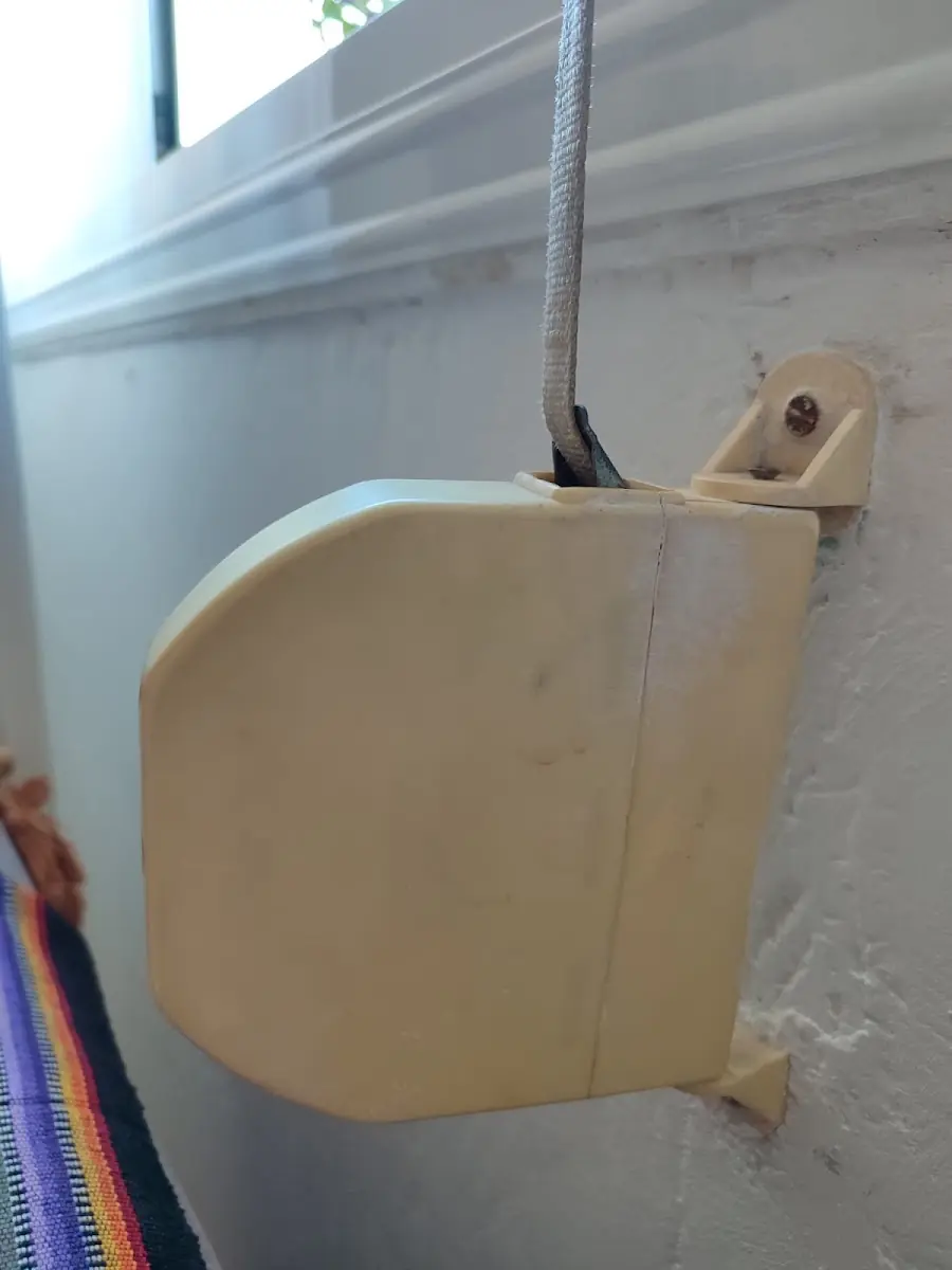 Recogedor exterior de superficie con la cinta de la persiana