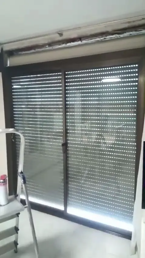 Sustitución de una persiana con el cajón abierto en una balconera